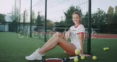 一位金发可爱的女士在网球场上，穿着一套漂亮的网球服，在网球